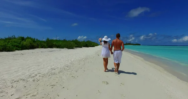 Pareja Feliz Playa Tropical Las Maldivas —  Fotos de Stock