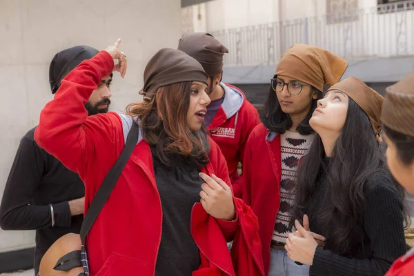 Grupo Jóvenes Divirtiéndose Ciudad —  Fotos de Stock