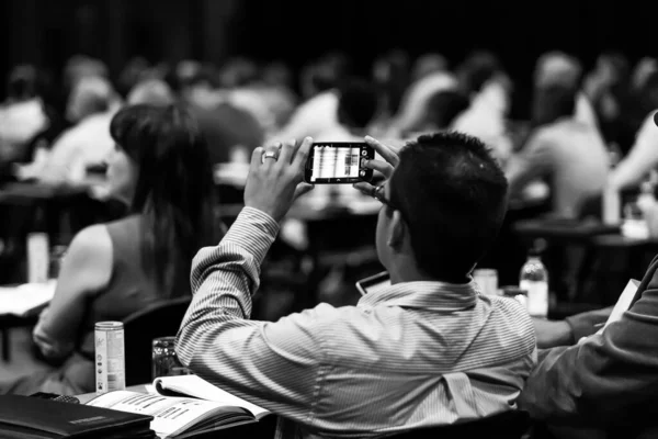 Publiek Luistert Voor Conferentie Seminar Zwart Wit — Stockfoto