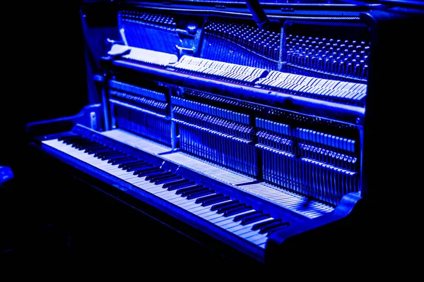 Klaviertastatur Mit Blauem Hintergrund — Stockfoto