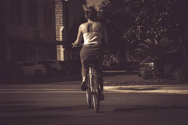 Junge Frau Mit Fahrrad Wald — Stockfoto