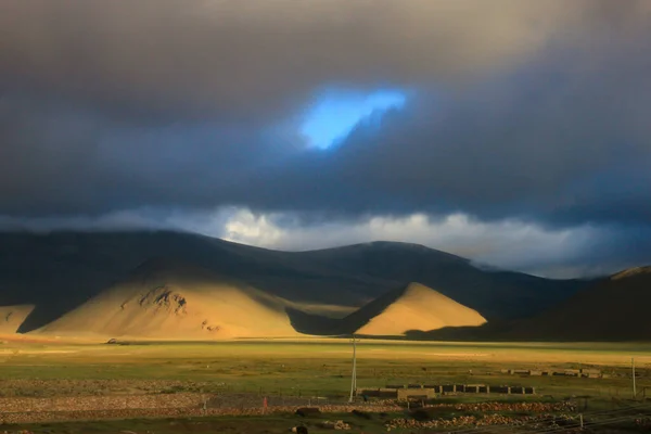 Schöne Landschaft Mit Einem Regenbogen — Stockfoto