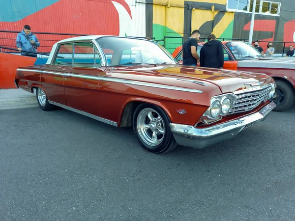 Carro Velho Estacionado Cidade — Fotografia de Stock