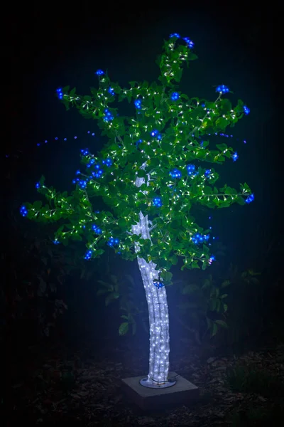 Kerstboom Met Blauwe Lichtjes Een Donkere Achtergrond — Stockfoto