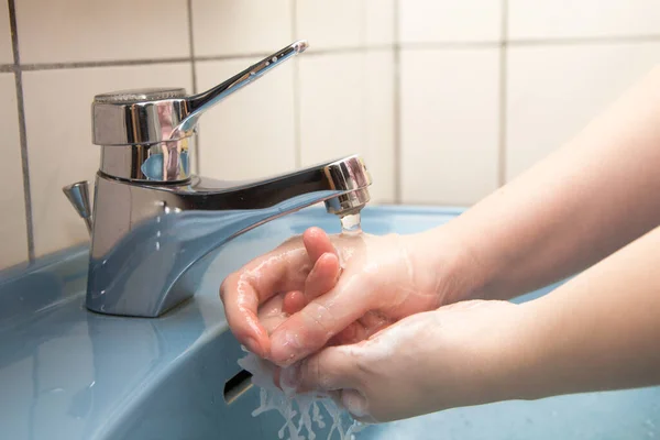 Frau Wäscht Hände Mit Seife Und Wasser — Stockfoto