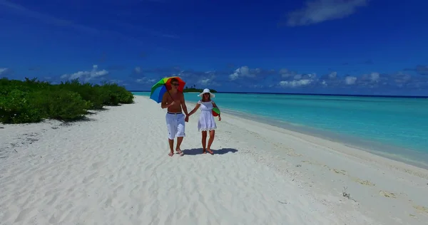 Coppia Felice Sulla Spiaggia Tropicale — Foto Stock