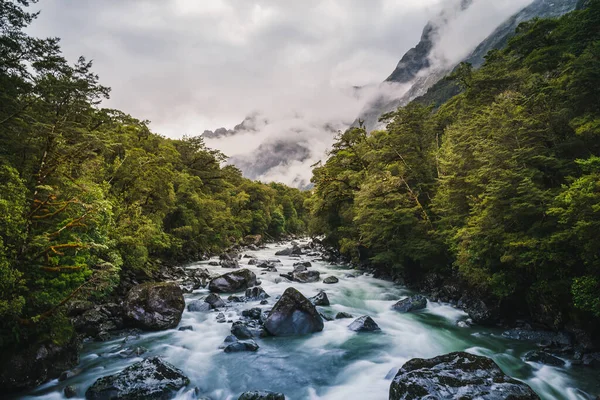 Bela Cachoeira Nas Montanhas — Fotografia de Stock