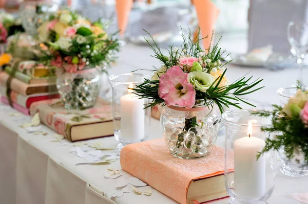 Mooie Trouwtafel Met Bloemen Kaarsen — Stockfoto