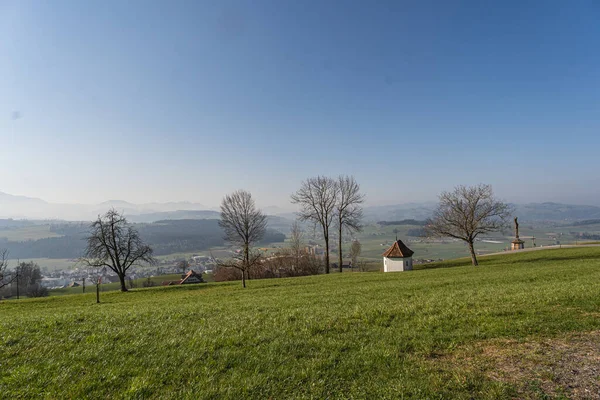 Wunderschöne Landschaft Mit Einem Berg Und Einem Kleinen Dorf — Stockfoto