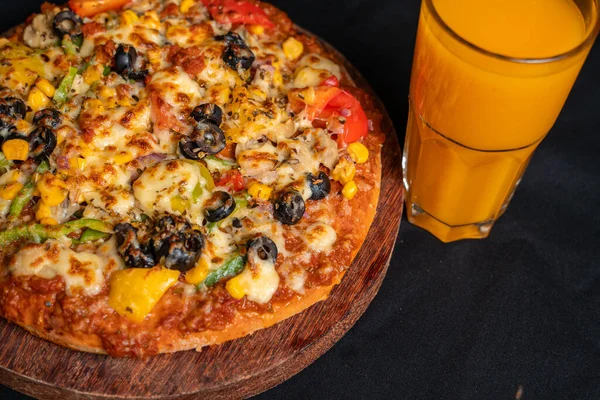 Pizza Met Kaas Groenten Een Houten Tafel — Stockfoto