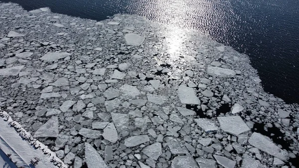 Schwarz Weiß Foto Eines Flusses Mit Viel Schnee — Stockfoto