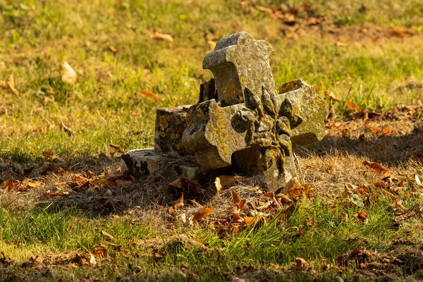 Primer Plano Una Escultura Madera Sobre Una Piedra —  Fotos de Stock