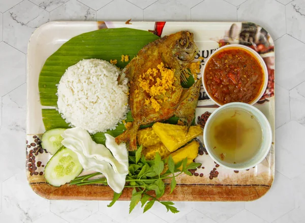 Gebratener Reis Mit Fisch Und Gemüse — Stockfoto