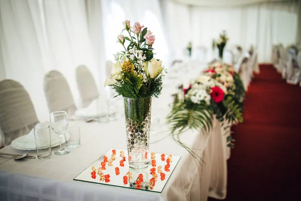 Gyönyörű Esküvői Asztal Beállítás Virágokkal Gyertyákkal — Stock Fotó