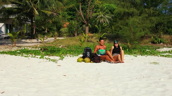 Heureux Couple Assis Sur Plage Île Tropicale — Photo