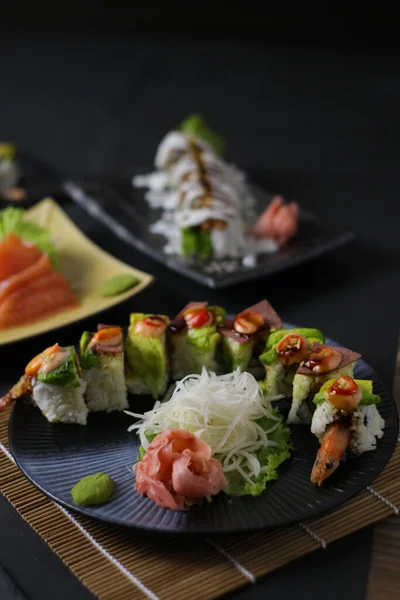 Sushi Set Svart Bakgrund — Stockfoto