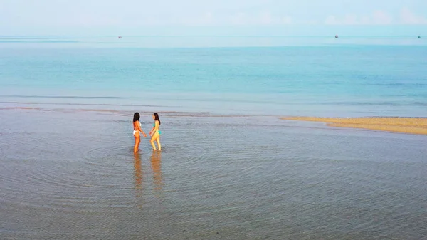 海のビーチにいるカップルは — ストック写真