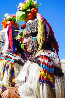 güzel bir kadın bir geçit