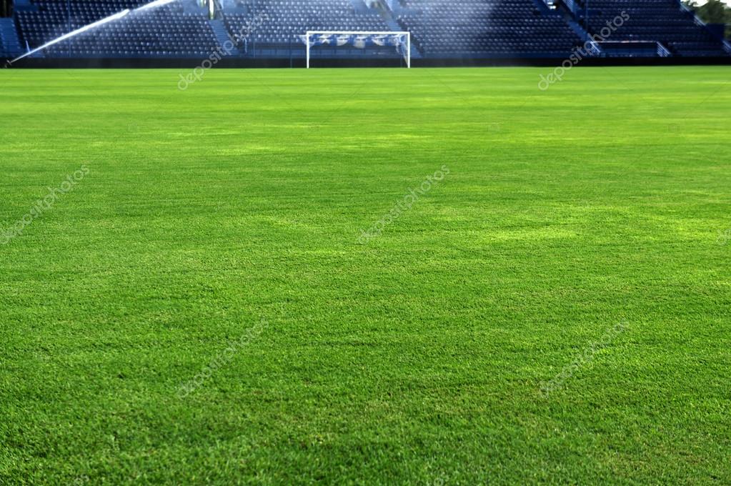 Bewässerung Fußballrasen Feld Stockfotografie lizenzfreie Fotos