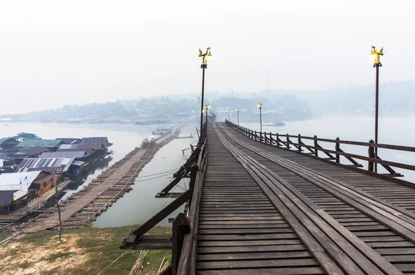 Puente de Lun Roto en Misty Morning — Foto de Stock