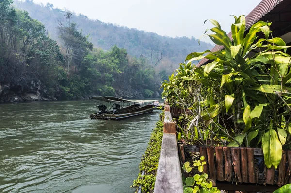Barco de cola larga en el río Kwai — Foto de Stock