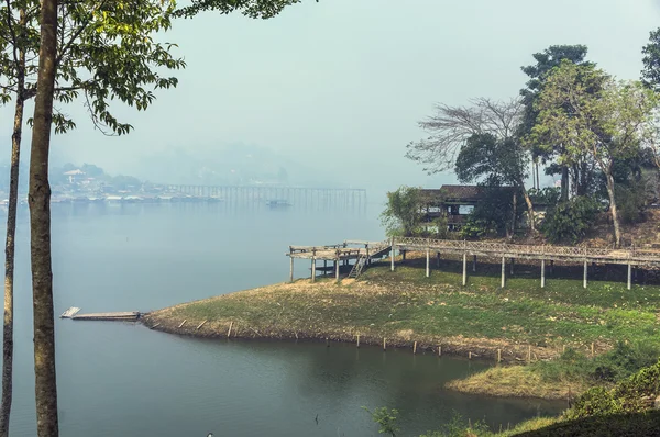 Rio e paisagem da aldeia — Fotografia de Stock