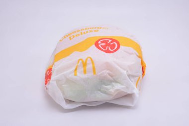MANILA, PH - 30 EYLÜL McDonalds peynir burger delüks 30 Eylül 2021 Manila, Filipinler.