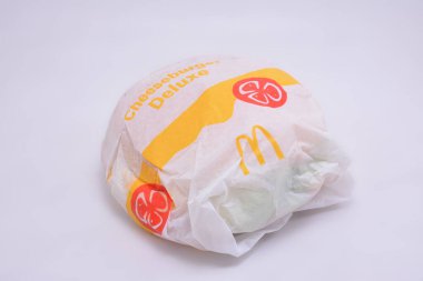 MANILA, PH - 30 EYLÜL McDonalds peynir burger delüks 30 Eylül 2021 Manila, Filipinler.