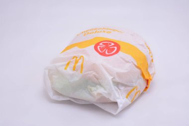 MANILA, PH - 30 EYLÜL McDonalds peynir burger delüks 30 Eylül 2021 Manila, Filipinler.