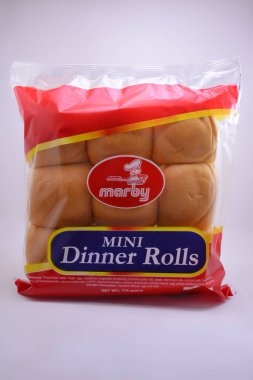 MANILA, PH - 30 Eylül - Marby mini akşam yemeği 30 Eylül 2021 tarihinde Manila, Filipinler 'de ekmek rulosu.
