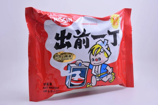 MANILA, PH - 30 Eylül - Nissin 30 Eylül 2021 tarihinde Manila, Filipinler 'de hazır şehriye.