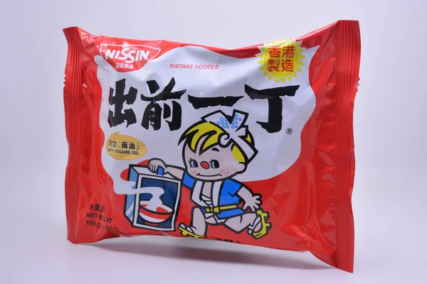 MANILA, PH - 30 Eylül - Nissin 30 Eylül 2021 tarihinde Manila, Filipinler 'de hazır şehriye.