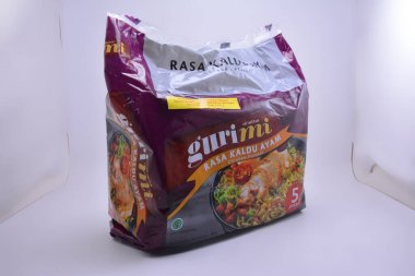 MANILA, PH - 30 SEPT - 30 Eylül 2021 tarihinde Manila, Filipinler 'de Guri mi hazır erişte tavuk aroması.