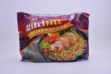 MANILA, PH - 30 SEPT - 30 Eylül 2021 tarihinde Manila, Filipinler 'de Guri mi hazır erişte tavuk aroması.