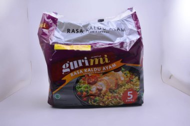 MANILA, PH - 30 SEPT - 30 Eylül 2021 tarihinde Manila, Filipinler 'de Guri mi hazır erişte tavuk aroması.