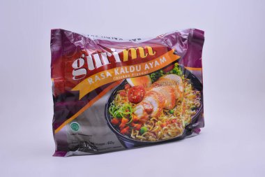 MANILA, PH - 30 SEPT - 30 Eylül 2021 tarihinde Manila, Filipinler 'de Guri mi hazır erişte tavuk aroması.