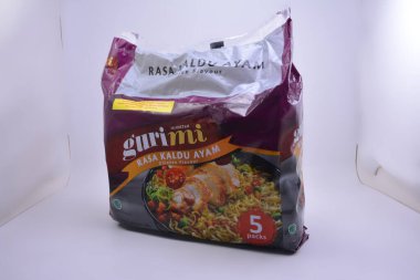 MANILA, PH - 30 SEPT - 30 Eylül 2021 tarihinde Manila, Filipinler 'de Guri mi hazır erişte tavuk aroması.