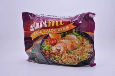 MANILA, PH - 30 SEPT - 30 Eylül 2021 tarihinde Manila, Filipinler 'de Guri mi hazır erişte tavuk aroması.