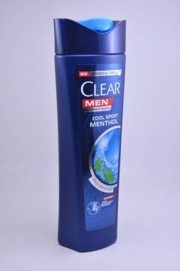 MANILA, PH - OCT 22 - Temiz erkekler 22 Ekim 2021 tarihinde Manila, Filipinler 'de serin mentollü spor şampuanı.