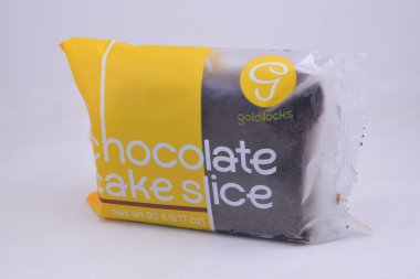 MANILA, PH - OCT 1 - Goldilocks çikolatalı kek dilimi 1 Ekim 2021, Manila, Filipinler.