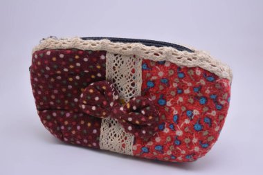 Kırmızı çiçek kumaş çanta para koymak ve sınıflandırmak için kullanılır