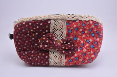 Kırmızı çiçek kumaş çanta para koymak ve sınıflandırmak için kullanılır