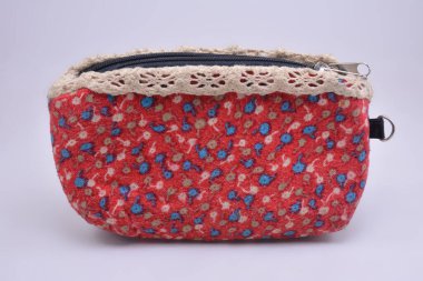 Kırmızı çiçek kumaş çanta para koymak ve sınıflandırmak için kullanılır