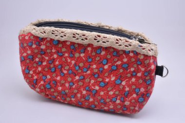 Kırmızı çiçek kumaş çanta para koymak ve sınıflandırmak için kullanılır