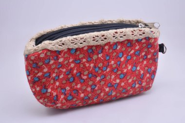 Kırmızı çiçek kumaş çanta para koymak ve sınıflandırmak için kullanılır