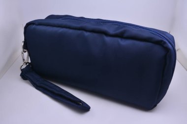 Küçük tuvalet malzemeleri koymak için fermuarlı mavi kese