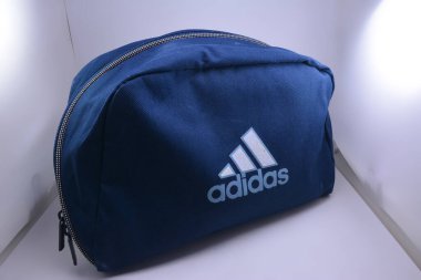 MANILA, PH - 24 Ağustos - Adidas, Manila, Filipinler 'de 24 Ağustos 2021 tarihinde çanta taşır.