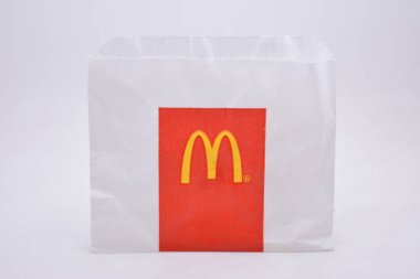 MANILA, PH - OCT 27 - McDonalds 27 Ekim 2021 'de Manila, Filipinler' de kağıt tutacağı kızartması
