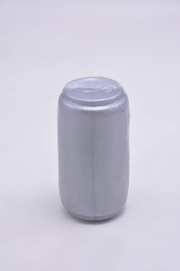 Küçük gri alüminyum çocuklar için oyuncak kutusu.