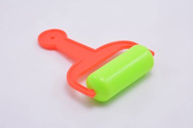 Çocukların oynadığı oyuncak saplı plastik silindir şekilli yuvarlak raptiye.